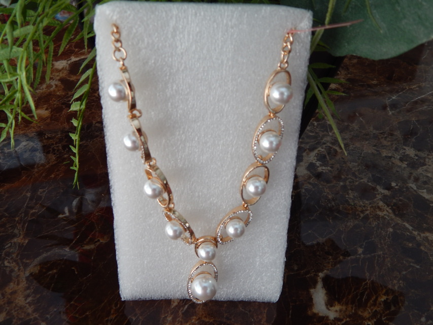Simulated Pearl, Austrian Crystal Necklace (18-20 in) in Goldtone